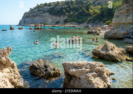 FALIRIKI, GRIECHENLAND - 09. September 2024: Touristen schwimmen in der Bucht von Anthony Quinn auf der Insel Rhodos in Griechenland. Dieser Strand liegt in einem Stockfoto