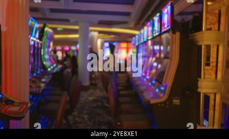 Verschwommener Blick in einem Las vegas Casino mit pulsierenden Spielautomaten und Bokeh-Beleuchtung mit unscharfem Hintergrund. Stockfoto