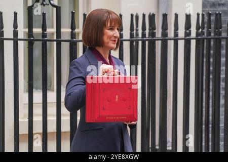 London, Großbritannien. 30. Oktober 2024 die Finanzkanzlerin Rachel Reeves hält die rote Box vor der Downing Street 11, bevor sie dem parlament ihren Haushalt vorlegt. Rachel Reeves, die erste Kanzlerin des Finanzministeriums. Gutschrift. Amer Ghazzal/Alamy Live News Stockfoto