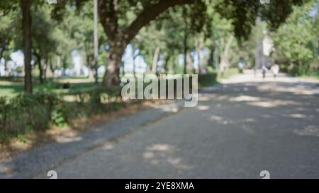 Verschwommener Blick auf die Menschen, die in den sonnendurchfluteten Gärten der Villa borghese in rom spazieren, mit grünen Bäumen und Pfaden mit einem unscharfen Bokeh-Effekt. Stockfoto