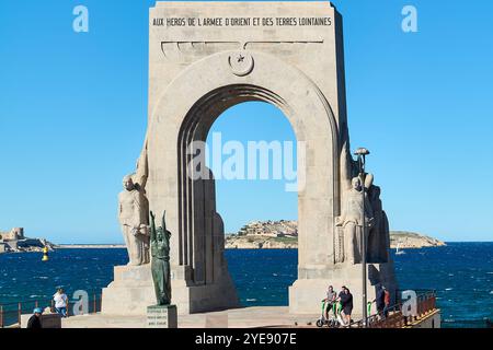 Marseille. Frankreich – 30. Oktober 2024: Die historische Porte de l’Orient in Marseille ist eine feierliche Hommage an die Soldaten der Armee des Ostens, die die Armee des Ostens vertritt Stockfoto