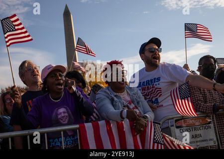 Während der Wahlkampfveranstaltung der US-Vizepräsidentin und demokratischen Kandidatin Kamala Harris zur Ellipse des Weißen Hauses in Washington, DC, USA, am Dienstag, den 29. Oktober, singen die Menschen. 2024. in der letzten Woche vor dem Wahltag hielt Harris ihr „Schlussargument“, eine Rede, in der sie ihren Plan für Amerika umreichte und die Wähler dazu aufforderte, „die Seite zu ändern“, was den republikanischen Präsidentschaftskandidaten und ehemaligen US-Präsidenten Donald Trump angeht. Stockfoto