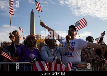 Während der Wahlkampfveranstaltung der US-Vizepräsidentin und demokratischen Kandidatin Kamala Harris zur Ellipse des Weißen Hauses in Washington, DC, USA, am Dienstag, den 29. Oktober, singen die Menschen. 2024. in der letzten Woche vor dem Wahltag hielt Harris ihr „Schlussargument“, eine Rede, in der sie ihren Plan für Amerika umreichte und die Wähler dazu aufforderte, „die Seite zu ändern“, was den republikanischen Präsidentschaftskandidaten und ehemaligen US-Präsidenten Donald Trump angeht. Stockfoto