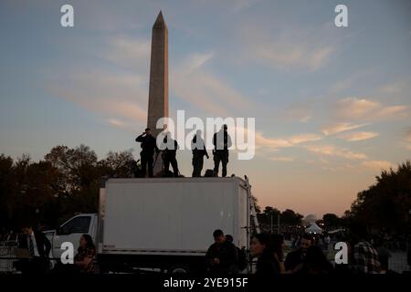 Mitglieder des US Secret Service Counter Assault Team (CAT) werden während der Wahlkampagne der US-Vizepräsidentin und Demokratischen Kandidatin Kamala Harris in Washington, DC, USA, am Dienstag, 29. Oktober, zu sehen sein. 2024. in der letzten Woche vor dem Wahltag hielt Harris ihr „Schlussargument“, eine Rede, in der sie ihren Plan für Amerika umreichte und die Wähler dazu aufforderte, „die Seite zu ändern“, was den republikanischen Präsidentschaftskandidaten und ehemaligen US-Präsidenten Donald Trump angeht. Stockfoto