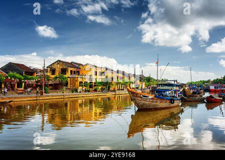 Holzboote auf dem Fluss Thu Bon in Hoi an, Vietnam Stockfoto