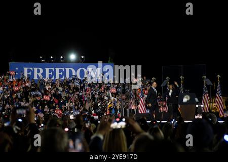 Die US-Vizepräsidentin und demokratische Kandidatin Kamala Harris und der zweite Gentleman Doug Emhoff während einer Wahlkampfveranstaltung auf der Ellipse des Weißen Hauses in Washington, DC, USA, am Dienstag, den 29. Oktober, 2024. in der letzten Woche vor dem Wahltag hielt Harris ihr „Schlussargument“, eine Rede, in der sie ihren Plan für Amerika umreißt und die Wähler dazu aufforderte, „die Seite zu ändern“, was den republikanischen Präsidentschaftskandidaten, den ehemaligen US-Präsidenten Donald Trump, betrifft. Stockfoto