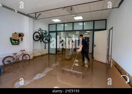 Alcudia, Valencia, Spanien. 30. Oktober 2024. Die Schluchten und Flüsse von Valencia sind durch die sintflutartigen Regenfälle übergelaufen und ich habe Fotos von Menschen, die den Schlamm in ihren Häusern reinigen. Quelle: Salva Garrigues/Alamy Live News Stockfoto