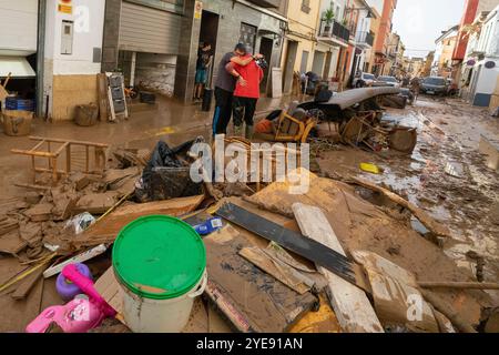 Alcudia, Valencia, Spanien. 30. Oktober 2024. Die Schluchten und Flüsse von Valencia sind durch die sintflutartigen Regenfälle übergelaufen und ich habe Fotos von Menschen, die den Schlamm in ihren Häusern reinigen. Quelle: Salva Garrigues/Alamy Live News Stockfoto