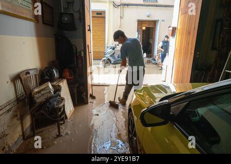 Alcudia, Valencia, Spanien. 30. Oktober 2024. Die Schluchten und Flüsse von Valencia sind durch die sintflutartigen Regenfälle übergelaufen und ich habe Fotos von Menschen, die den Schlamm in ihren Häusern reinigen. Quelle: Salva Garrigues/Alamy Live News Stockfoto