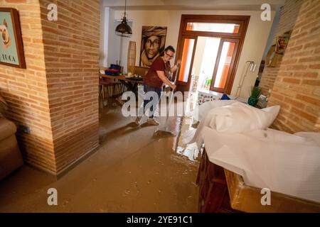 Alcudia, Valencia, Spanien. 30. Oktober 2024. Die Schluchten und Flüsse von Valencia sind durch die sintflutartigen Regenfälle übergelaufen und ich habe Fotos von Menschen, die den Schlamm in ihren Häusern reinigen. Quelle: Salva Garrigues/Alamy Live News Stockfoto