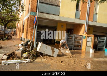 Alcudia, Valencia, Spanien. 30. Oktober 2024. Die Schluchten und Flüsse von Valencia sind durch die sintflutartigen Regenfälle übergelaufen und ich habe Fotos von Menschen, die den Schlamm in ihren Häusern reinigen. Quelle: Salva Garrigues/Alamy Live News Stockfoto