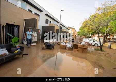 Alcudia, Valencia, Spanien. 30. Oktober 2024. Die Schluchten und Flüsse von Valencia sind durch die sintflutartigen Regenfälle übergelaufen und ich habe Fotos von Menschen, die den Schlamm in ihren Häusern reinigen. Quelle: Salva Garrigues/Alamy Live News Stockfoto