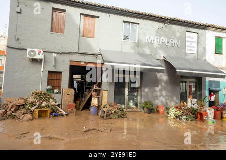 Alcudia, Valencia, Spanien. 30. Oktober 2024. Die Schluchten und Flüsse von Valencia sind durch die sintflutartigen Regenfälle übergelaufen und ich habe Fotos von Menschen, die den Schlamm in ihren Häusern reinigen. Quelle: Salva Garrigues/Alamy Live News Stockfoto