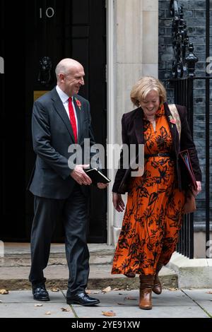 London, Großbritannien. 30. Oktober 2024. John Healey, Verteidigungsministerin, und Baroness Smith aus Basildon verlassen die Downing Street 10, nachdem sie an einer Kabinettssitzung teilgenommen hatten, bevor Rachel Reeves, die Finanzkanzlerin, ihre erste Haushaltsrede vor Parlamentsabgeordneten im Unterhaus hielt. Quelle: Stephen Chung / Alamy Live News Stockfoto