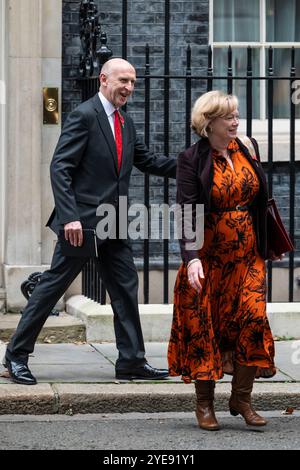London, Großbritannien. 30. Oktober 2024. John Healey, Verteidigungsministerin, und Baroness Smith aus Basildon verlassen die Downing Street 10, nachdem sie an einer Kabinettssitzung teilgenommen hatten, bevor Rachel Reeves, die Finanzkanzlerin, ihre erste Haushaltsrede vor Parlamentsabgeordneten im Unterhaus hielt. Quelle: Stephen Chung / Alamy Live News Stockfoto