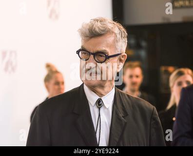 Düsseldorf, Deutschland. 30. Oktober 2024. Wim Wenders, Filmregisseur, steht auf dem roten Teppich bei der Verleihung des Landespreises Nordrhein-Westfalen 2024. Quelle: Oliver Berg/dpa/Alamy Live News Stockfoto