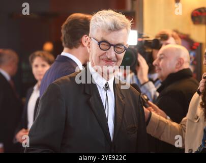 Düsseldorf, Deutschland. 30. Oktober 2024. Wim Wenders, Filmregisseur, steht auf dem roten Teppich bei der Verleihung des Landespreises Nordrhein-Westfalen 2024. Quelle: Oliver Berg/dpa/Alamy Live News Stockfoto