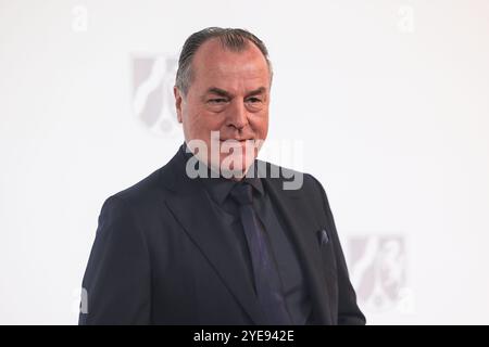 Düsseldorf, Deutschland. 30. Oktober 2024. Clemens Tönnies, Unternehmer, steht auf dem roten Teppich bei der Verleihung des Landespreises Nordrhein-Westfalen 2024. Quelle: Oliver Berg/dpa/Alamy Live News Stockfoto