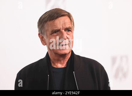 Düsseldorf, Deutschland. 30. Oktober 2024. Andreas Gursky, Fotograf, steht auf dem roten Teppich bei der Verleihung des Landespreises Nordrhein-Westfalen 2024. Quelle: Oliver Berg/dpa/Alamy Live News Stockfoto