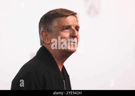 Düsseldorf, Deutschland. 30. Oktober 2024. Andreas Gursky, Fotograf, steht auf dem roten Teppich bei der Verleihung des Landespreises Nordrhein-Westfalen 2024. Quelle: Oliver Berg/dpa/Alamy Live News Stockfoto