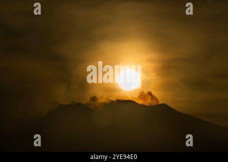 Taormina, Italien. Oktober 2024. Die Sonne untergeht bei warmem Herbstwetter über dem Ätna, wie Taormina - Sizilien, Italien. Guy Bell/Alamy Live News Stockfoto