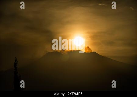 Taormina, Italien. Oktober 2024. Die Sonne untergeht bei warmem Herbstwetter über dem Ätna, wie Taormina - Sizilien, Italien. Guy Bell/Alamy Live News Stockfoto
