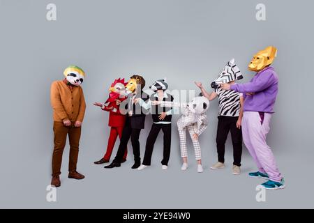 Foto in voller Größe von Zebra Gorilla Waschbär Löwe Panda Hahn Maske Leute zeigen Finger Mock Faulth isoliert auf grauem farbigen Hintergrund Stockfoto