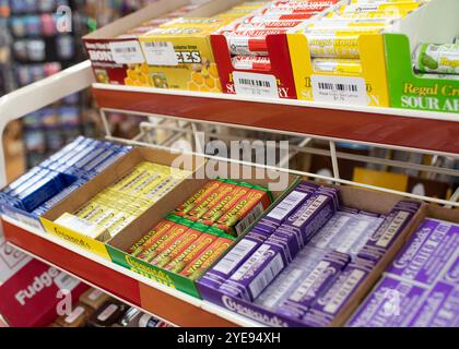 Amerikanisches Ladenregal mit Kaugummi im 24-Stunden-Geschäft in florida - oktober 2024 Stockfoto