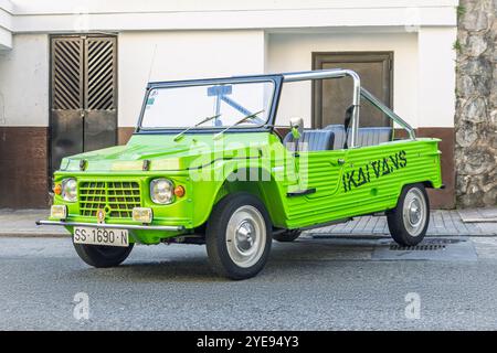 Urnieta, Spanien-5. Oktober 2024: 1976 Citroen Mehari (Farbe Vert Tibesti) auf den Straßen der Stadt Stockfoto