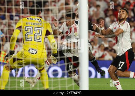 River Plate-Mittelfeldspieler Maximiliano Meza (C) trifft auf Atletico Mineiros Torhüter Everson Marques Pires (bekannt als Everson) (L) während des Halbfinales der CONMEBOL Copa Libertadores im zweiten Leg zwischen dem argentinischen River Plate und dem brasilianischen Atletico Mineiro am 29. Oktober 2024 im El Monumental Stadion in Buenos Aires. Atletico Mineiro qualifizierte sich als Finalist, nachdem er 3-0 im ersten Leg und 0-0 im zweiten Leg gewonnen hatte. Das Finale findet am 30. November in Buenos Aires statt. Stockfoto