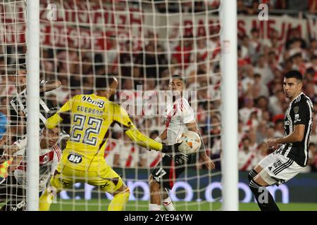 Atletico Mineiros Torhüter Everson Marques Pires (bekannt als Everson) (3.-L) stoppt den Ball, der von River Plates Mittelfeldspieler Maximiliano Meza (L) im Halbfinale der CONMEBOL Copa Libertadores zwischen dem argentinischen River Plate und dem brasilianischen Atletico Mineiro am 29. Oktober 2024 im El Monumental Stadion in Buenos Aires angetrieben wird. Atletico Mineiro qualifizierte sich als Finalist, nachdem er 3-0 im ersten Leg und 0-0 im zweiten Leg gewonnen hatte. Das Finale findet am 30. November in Buenos Aires statt. Stockfoto