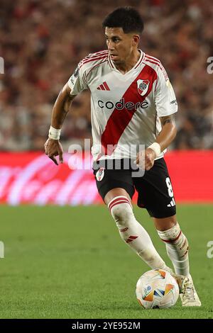 Maximiliano Meza, Mittelfeldspieler von River Plate, blickt am 29. Oktober 2024 im El Monumental Stadion in Buenos Aires auf das Halbfinale der Copa Libertadores zwischen dem argentinischen River Plate und dem brasilianischen Atletico Mineiro. Atletico Mineiro qualifizierte sich als Finalist, nachdem er 3-0 im ersten Leg und 0-0 im zweiten Leg gewonnen hatte. Das Finale findet am 30. November in Buenos Aires statt. Stockfoto