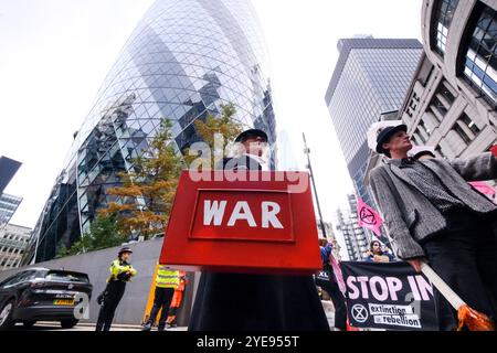 City of London, Großbritannien. 30. Oktober 2024. Mitglieder der Extinction Rebellion in London protestierten gegen Versicherungsgesellschaften. Quelle: Matthew Chattle/Alamy Live News Stockfoto