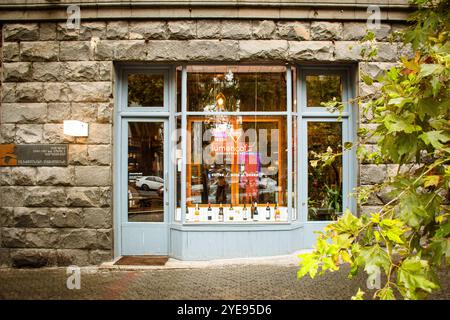 Jerewan, Armenien - 19. oktober 2024: Eingang berühmtes Café Lumen Coffee 1936. Besonderes berühmtes altes Café in Jerewan Stadt. Kaffeekultur kaukasus Stockfoto