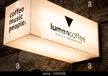 Jerewan, Armenien - 19. oktober 2024: Eingang berühmtes Café-Logo des Lumen Coffee 1936 und Plakatwand. Besonderes berühmtes altes Café in Jerewan Stadt Stockfoto