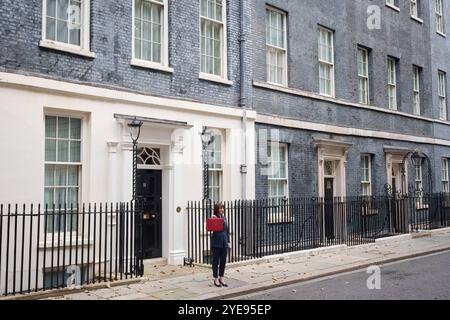 Die Finanzkanzlerin Rachel Reeves, Abgeordnete, präsentiert am 30. Oktober 2024 in London ihre berühmte rote Box in der Downing Street 11 vor ihrem Herbstbudget im parlament, der ersten weiblichen Kanzlerin und dem ersten Budget der Labour Party seit 14 Jahren. Stockfoto