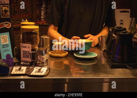 Jerewan, Armenien - 19. oktober 2024: Barista bereiten im Café Lumen Coffee 1936 Kaffee Cappuccino zu. Besonderes berühmtes altes Café in Jerewan Stadt Stockfoto