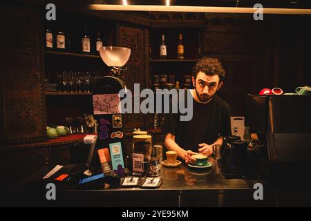 Jerewan, Armenien - 19. oktober 2024: armenischer Barista bereitet Kaffee Cappuccino im Café Lumen Coffee 1936 zu. Besonderes berühmtes altes Café in Jerewan Stockfoto