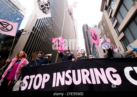 City of London, Großbritannien. 30. Oktober 2024. Mitglieder der Extinction Rebellion in London protestierten gegen Versicherungsgesellschaften. Quelle: Matthew Chattle/Alamy Live News Stockfoto