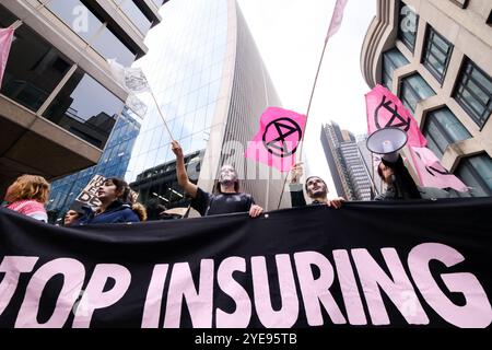 City of London, Großbritannien. 30. Oktober 2024. Mitglieder der Extinction Rebellion in London protestierten gegen Versicherungsgesellschaften. Quelle: Matthew Chattle/Alamy Live News Stockfoto