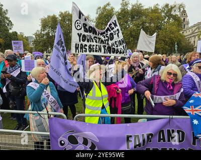 London, Vereinigtes Königreich. 30. Oktober 2024. WASPI-Frauen demonstrieren auf dem Parlamentsplatz für eine gerechte Entschädigung für die Auswirkungen der Rentenreform auf sie, während Kanzlerin Rachel Reeves den Haushalt an Parlamentsabgeordnete und das Land liefert. Quelle: Uwe Deffner/Alamy Live News Stockfoto