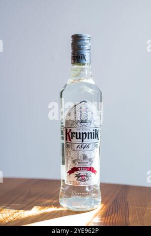 Lublin, Polen, 09. September 2024 Glasflasche polnischen Wodka, Krupnik, auf einem Holztisch Stockfoto