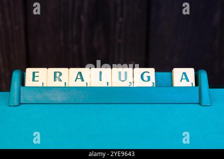 Lublin, Polen August 31 2024 altes Scrabble-Brettspiel mit Buchstabensteinen und grüner Tasche Stockfoto