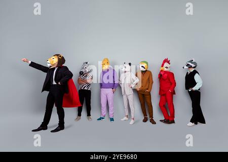 Foto in voller Größe von Zebra Gorilla Waschbär Panda Faulth Hahn Maske Menschen Löwenführer König isoliert auf grauem farbigen Hintergrund Stockfoto