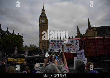 LONDON, GROSSBRITANNIEN. 30. Oktober 2024. Die WASPI-Demonstranten sind sich nicht sicher, ob die Regierung uns bezahlen wird. Frauen gegen staatliche Rentenungleichheit (WASPI) protestierten gegen den Haushalt der britischen Regierung auf dem Parliament Square. Frauen im Alter von 50 Jahren warten noch immer auf ihre Rente in den 70ern Sie werden noch immer nicht von der britischen Regierung entschädigt. Leider sind viele gestorben, ohne ihre Renten zu erhalten. (Foto von 李世惠/siehe Li/Picture Capital) Credit: Siehe Li/Picture Capital/Alamy Live News Stockfoto