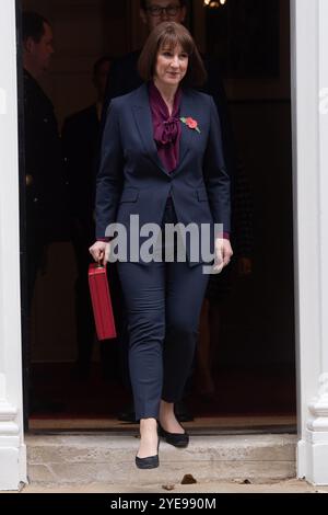 London, Großbritannien. 30. Oktober 2024. Rachel Reeves – Kanzlerin der Finanzverwaltung mit roter Box verlässt die Downing Street, um den Herbsthaushalt anzukündigen. Quelle: Justin Ng/Alamy Live News. Stockfoto