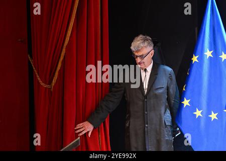 Düsseldorf, Deutschland. 30. Oktober 2024. Laudator und Regisseur Wim Wenders auf der Bühne bei der Verleihung des Landespreises Nordrhein-Westfalen 2024. Quelle: INA Fassbender/AFP Pool/dpa/Alamy Live News Stockfoto