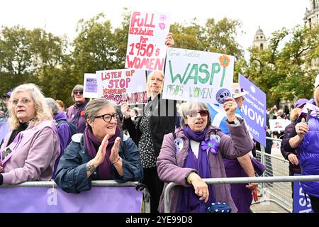 LONDON, GROSSBRITANNIEN. 30. Oktober 2024. Die WASPI-Demonstranten sind sich nicht sicher, ob die Regierung uns bezahlen wird. Frauen gegen staatliche Rentenungleichheit (WASPI) protestierten gegen den Haushalt der britischen Regierung auf dem Parliament Square. Frauen im Alter von 50 Jahren warten noch immer auf ihre Rente in den 70ern Sie werden noch immer nicht von der britischen Regierung entschädigt. Leider sind viele gestorben, ohne ihre Renten zu erhalten. (Foto von 李世惠/siehe Li/Picture Capital) Credit: Siehe Li/Picture Capital/Alamy Live News Stockfoto