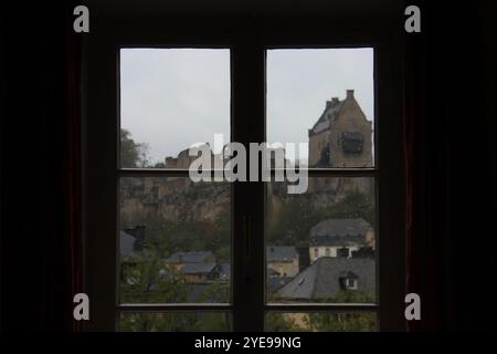 Die Gemeinde Larochette in Luxemburg wird durch Glasfenster mit Regentropfen betrachtet. Stockfoto