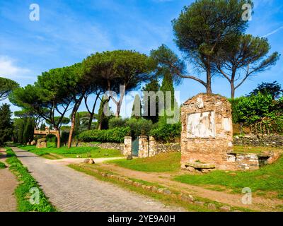 Tempel der Söhne von Pompeius Justus in der alten Via Appia, erbaut von Appius Claudius Caecus, dem römischen Zensor zu Beginn des 4. Jahrhunderts v. Chr., um Truppen außerhalb der kleineren Region des Großraums Rom (4. Jahrhundert v. Chr.) zu transportieren. Das Grab hat seinen Namen von der Figur, die auf dem großen Epigraph in Vers erwähnt wird: „Ein armer Vater, Sesto Pompeo, trauert um den unreifen Tod eines Sohnes und einer Tochter. Er hoffte, ihnen durch das Gesetz der Natur bis zum Grab vorzugehen, stattdessen musste er unglücklich das Feuer entzünden. Er lobt sie und fleht die Götter an, bald wieder mit ihnen vereint zu werden. - Rom, Italien Stockfoto